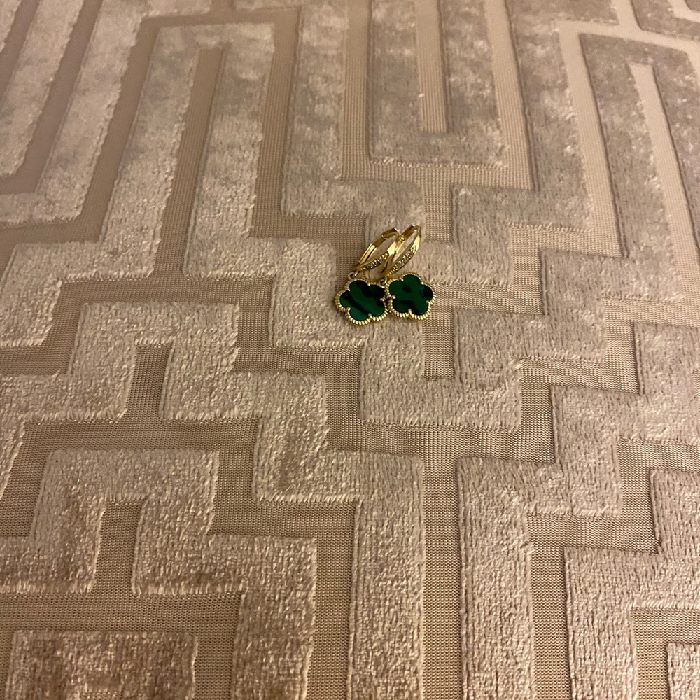 - 🎀🎀💚💚GREEN AND GOLD CLOVER
